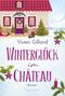 "Winterglück im Château" von Vivien Gilland, Roman. Ein verschneites, weihnachtlich dekoriertes Haus mit Schlitten und Bäumen., Buch