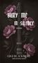„Bury Me In Silence“, „Roman“, „Gigi Blackmore“, „Dark Reverse Harem“. E-Gitarre mit dunkelrosa Pfingstrosen., Buch