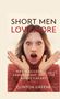 "Short Men Love More" - überraschte Frau mit offenem Mund in rotem Rollkragenpullover., Buch
