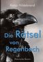„Katja Hildebrand. Die Rätsel von Regenbach. Historischer Roman.“ Nahaufnahme eines Raben, schwarz-weiß., Buch