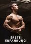 Titel: "Erste Erfahrung". Ein muskulöser, oberkörperfreier Mann steht in nachdenklicher Pose., Buch