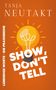 "Show, Don't Tell" steht in großen Buchstaben über einer Glühbirne auf orangefarbenem Hintergrund., Buch