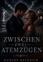 "ZWISCHEN ZWEI ATEMZÜGEN", "NADINE REINISCH". Ein Paar im Regen, Blitz am Himmel, Haus im Hintergrund. Romantische Atmosphäre., Buch