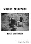 "Objekt-Fotografie. Banal und einfach. Fotograf: Hajo Wilke." Ein Tisch mit drei Stühlen im Gras., Buch