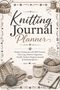 "Knitting Journal Planner" und weitere Typenbezeichnungen, umgeben von Strickzubehör, Tasse und Notizbuch mit dem Text: "Knit. Relax. Repeat.", Buch