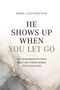 "HE SHOWS UP WHEN YOU LET GO" von Anna Lichtenstein. Untertitel: Warum starke Frauen in der Liebe feststecken. Marmorhintergrund., Buch