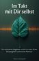 „Im Takt mit Dir selbst. Ein achtsamer Begleiter zurück zu mehr Ruhe, Körpergefühl und innerer Balance.“ Ein Blatt zentriert., Buch
