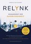 Titel: "RELYNK – Management der Zuverlässigkeit". Netzwerkdiagramm auf einem Bürobild.