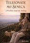 „Telefonate mit Seneca: 2 Wochen sind ein Anfang.“ Ein Mann sitzt entspannt auf einem Balkon mit Ausblick., Buch