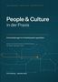 "People & Culture in der Praxis. Entscheidungen im Arbeitssystem gestalten." Abstrakte Linien und Diagramme im Hintergrund.