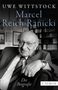 Text: "Uwe Wittstock, Marcel Reich-Ranicki, Die Biografie, C.H.Beck." Ein älterer Mann in Anzug und Brille sitzt lächelnd., Buch