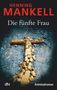 „Henning Mankell. Die fünfte Frau. dtv. Kriminalroman.“ Ein zerbrochenes Holzkreuz auf steinigem Boden., Buch