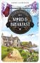 „Ein Fall für Melody Moss: Mord & Breakfast.“ Alte Villa an der Küste, Bulldogge auf dem Weg, Flieder und eine Flagge.