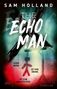 "THE ECHO MAN" von Sam Holland. "Jeder Mord ist eine Übung bis zum Meisterstück." Darunter ein rotes Strichmännchen., Buch