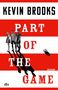 Text: "Kevin Brooks, Part of the Game, Roman". Drei Jugendliche stehen auf rot-weiß gestreiftem Hintergrund, neben einem Fußball., Buch