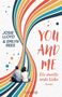 "Josie Lloyd & Emlyn Rees. You And Me. Die zweite erste Liebe. Roman." Illustration: Zwei Personen sitzen, bunte Streifen., Buch