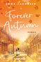 "Forever Autumn" von Emma Jacobsen, ROMAN. Eine herbstliche Straßenszene mit einem sich umarmenden Paar unter fallenden Blättern., Buch
