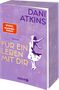 „Für ein Leben mit dir“, Roman von Dani Atkins. Lila Hintergrund, Statue einer Frau, umgeben von goldenen Blättern., Buch
