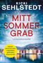 „Kicki Sehlstedt. Mittsommergrab. Ein Schwedenkrimi.“ Gelbe Sprechblase mit Zitat, Küstenhäuser vor Felsen im Hintergrund., Buch