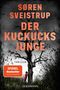 "Søren Sveistrup: Der Kuckucksjunge. Thriller. Spiegel Bestseller. Ein kahler Baum, Junge in Rot lehnt daran.", Buch