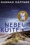 "Roman Nebelküste. Hannah Häffner. Ein Leuchtturm strahlt Licht über eine grasbewachsene, sandige Küste bei Dämmerung.", Buch