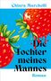 Text: "Chiara Marchelli", "Die Tochter meines Mannes", "Roman". Illustration: Zwei große Erdbeeren mit blauen Hintergrund.