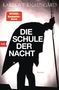 "DIE SCHULE DER NACHT" steht in großen weißen Buchstaben, darunter dunkle Silhouette einer Figur mit Hut und Stock., Buch