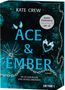 „ACE & EMBER“ und „SIE IST DAS FEUER. UND ER WILL BRENNEN.“ sind in Blau auf einem dunklen Hintergrund mit Ketten abgebildet., Buch