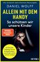 Text: "DANIEL WOLFF - ALLEIN MIT DEM HANDY - So schützen wir unsere Kinder".  
Ein Kind im Dunkeln mit beleuchtetem Smartphone., Buch
