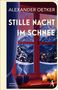 „STILLE NACHT IM SCHNEE“ von Alexander Oetker. Zwei Tassen und Kerzen auf einer Fensterbank, dahinter schneebedeckte Berge., Buch