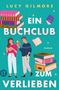 Text: Lucy Gilmore, Ein Buchclub zum Verlieben, Roman. Zwei Personen lesen, umgeben von Bücherstapeln, in bunten Farben., Buch