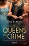 "Marie Benedict: Queens of Crime. Roman." Drei elegant gekleidete Frauen im Gespräch, tragen Perlenketten., Buch
