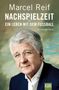 Marcel Reif, Nachspielzeit. Ein Leben mit dem Fussball. Mit Holger Gertz. Ein älterer Mann mit Brille vor verschwommenem Hintergrund., Buch