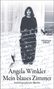 Angela Winkler – Mein blaues Zimmer. Autobiographische Skizzen. Schwarz-weiß Foto einer Frau vor einem Vorhang., Buch