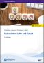 "Fachassistent Lohn und Gehalt, 3. Auflage". Holzwürfel mit Köpfen und Glühbirne, Tastatur, Kaffeetasse, Stift., 1 Buch und 1 Diverse