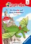 Leserabe 1. Klasse. "Ein Drache auf Burg Erbsenfels" von Daniel Sohr. Illustration: Kind reitet auf grünem Drachen., Buch