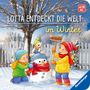 „Lotta entdeckt die Welt im Winter“. Zwei Kinder bauen mit einem Schneemann im verschneiten Garten.