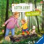 "Lotta liebt den Wald" steht auf einem Schild. Eine Illustration zeigt zwei Kinder, die Hand in Hand über einen Baumstamm gehen., Buch
