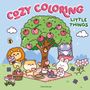 „COZY COLORING LITTLE THINGS“ ist in bunten Buchstaben zu sehen. Niedliche Tiere machen ein Picknick unter einem Apfelbaum., Buch