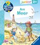 "Am Meer", "junior 2+", "Wieso Weshalb Warum" sind die Texte. Kinder spielen am Strand, bauen eine Sandskulptur., Buch