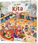 "In der Kita" steht oben. Zahlreiche Kinder spielen in einem bunten Raum mit Spielzeug. Eine Betreuerin sitzt bei ihnen., Buch