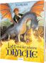 "Leo und der geheime Drache". Ein Junge auf einem Drachen; Er macht eine Ruhe-Geste. Der Drache speit Feuer.