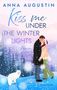 Buchtitel: "Kiss me under the winter lights", Autor: Anna Augustin. Paar im Schnee, Winterlandschaft, Polarfuchs., Buch