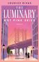 Texts: "LOURICE RIVAS", "THE LUMINARY", "HOT PINK SKIES", "ROMAN", "everlave". Eine Brücke im Abendlicht, Paar spaziert.