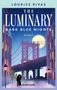 Oben steht "LOURICE RIVAS". Darunter "THE LUMINARY: DARK BLUE NIGHTS", "ROMAN". Illustration einer nächtlichen Brücke mit Paar., Buch