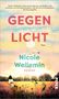 "GEGEN LICHT", Nicole Wellemin, Roman. Eine Frau geht durch ein goldenes Kornfeld, im Hintergrund der Sonnenuntergang., Buch