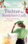 Text: "Anja Marschall. Töchter der Speicherstadt. Das Versprechen von Glück. Roman." Frau in Vintage-Kleidung vor Gebäude., Buch