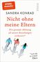 „Nicht ohne meine Eltern“ von Sandra Konrad. Illustration: Drei Personen von oben mit Schatten, die sich an den Händen halten., Buch