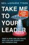 "NEIL DEGRASSE TYSON TAKE ME TO YOUR LEADER SPIGEL Bestseller-Autor Über Aliens und die Frage, wer von uns eigentlich die Fremden sind." 

Ein UFO strahlt Menschen hoch., Buch