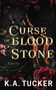 Text: "A Curse of Blood & Stone", "Roman", "K.A. Tucker". Hintergrund: Dunkle Blumen und Ranken. Mystische Atmosphäre.